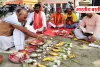 बस्ती के अमहट घाट पर शिवसेना यूबीटी ने किया सामूहिक श्राद्ध-तर्पण, शहीदों और अजन्मी बेटियों को दी श्रद्धांजलि
