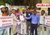 बस्ती में अनोखा प्रदर्शन, चूल्हे पर चाय बनाकर सरकार को दिखाया आईना