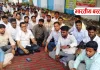 बस्ती में मजदूर दिवस पर इंजीनियरों का धरना, डीएम को सौंपा ज्ञापन