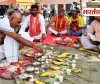बस्ती के अमहट घाट पर शिवसेना यूबीटी ने किया सामूहिक श्राद्ध-तर्पण, शहीदों और अजन्मी बेटियों को दी श्रद्धांजलि