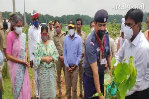 वन महोत्सव: डीएम, प्रमुख सचिव ने रोपा पीपल का पौधा