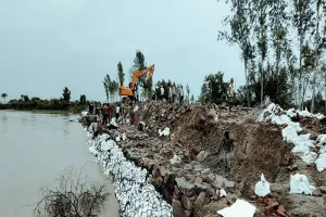 Gonda News: घाघरा नदी का जलस्तर खतरे के निशान से लगभग 42 सेंटीमीटर ऊपर,बंधे को खतरा