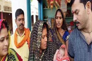 Jaunpur News: नवजात शिशु को सौंपकर महिला गायब