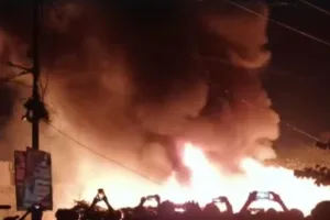 Basti Fire News: दक्षिण दरवाजा के पास कबाड़ की दुकान में लगी भीषण आग, कड़ी मशक्कत के बाद बुझी