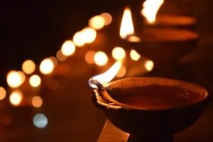 Deepawali 2023: दीपों की रोशनी से जग में उजियारा फैलायें