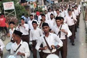 आरएसएस के 100 साल: हर्रैया में कदमताल करते दिखे स्वयंसेवक, भव्य 'पंथ संचलन' पर हुई पुष्पवर्षा, ऋषि ने बताया संघ का ध्येय