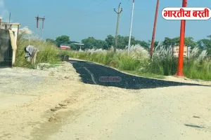 UP में सड़क हाथ लगाते ही उखड़ी, ठेकेदार पर एक साल का प्रतिबंध, सारे काम रोके गए!