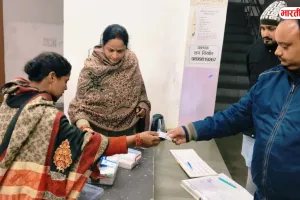 कड़ाके की ठंड में बस्ती नगर पालिका अलर्ट, अध्यक्ष नेहा वर्मा ने देर रात रैन बसेरों व अलावों का किया औचक निरीक्षण