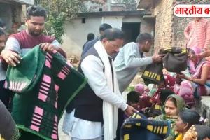 Basti News: पूर्व विधायक दयाराम चौधरी, नगर पंचायत अध्यक्ष सोनमती ने जरूरतमंदों में किया कम्बल वितरण