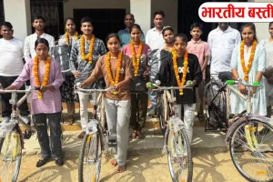 Basti News: प्रथम श्रेणी उत्तीर्ण करने वाले छात्रों में किया साईकिल, स्कूली बैग का वितरण