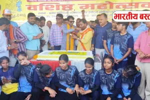केक काटकर मनाया गया बस्ती का स्थापना दिवसः वशिष्ठ महोत्सव के शोभा यात्रा में उमडे लोग