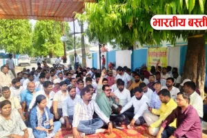 Basti News: जूनियर इन्जीनियर  अरुण कुमार के साथ अभद्रता मामले में धरना जारी