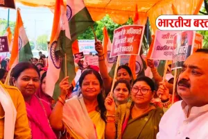 Basti News: सपा सांसद आवास घेराव में गरजीं भाजपा महिला कार्यकर्ता, महिला सम्मान के मुद्दे पर विपक्ष को घेरा