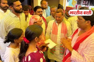 बस्ती में लक्ष्मण निषाद हत्याकांड पर सपा का बड़ा कदम, महेंद्र नाथ यादव ने परिवार को दी 1 लाख की सहायता