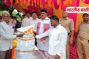 हर्रैया में बाढ़-कटान का विधायक अजय सिंह ने लिया जायजा, 300 परिवारों को बांटी राहत सामग्री