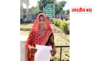 Basti News: बंजर भूमि पर कब्जे का आरोप, रास्ता बंद करने की शिकायत लेकर एसपी पहुंची महिला