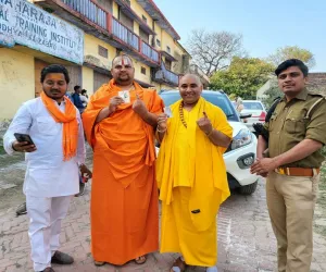 Ayodhya News: अयोध्या में संतो महंतों ने किए मतदान, ईवीएम में कैद हुआ भविष्य