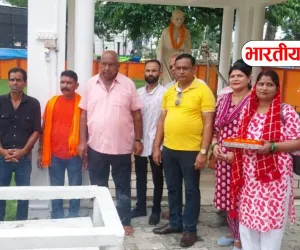 15वीं पुण्यतिथि पर याद किए गए गांधीवादी विचारक वंशीधर दूबे, प्रतिमा पर माल्यार्पण कर दी श्रद्धांजलि