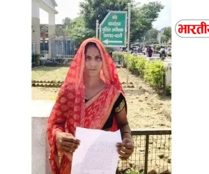 Basti News: बंजर भूमि पर कब्जे का आरोप, रास्ता बंद करने की शिकायत लेकर एसपी पहुंची महिला