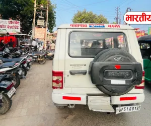 बस्ती में सड़क पर खड़ी ट्रैफिक पुलिस की गाड़ी पर विभाग ने दी सफाई, खराब होने की वजह से खड़ा था वाहन