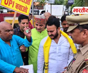 UPI शुल्क के विरोध में व्यापारी सड़क पर, PM के नाम सौंपा ज्ञापन; 2000 रुपये से ऊपर के भुगतान पर प्रस्तावित चार्ज वापस लेने की मांग