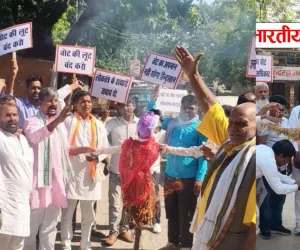 बस्ती में वोट चोरी के आरोप पर कांग्रेस का प्रदर्शन, मुख्य निर्वाचन आयुक्त का पुतला फूंका