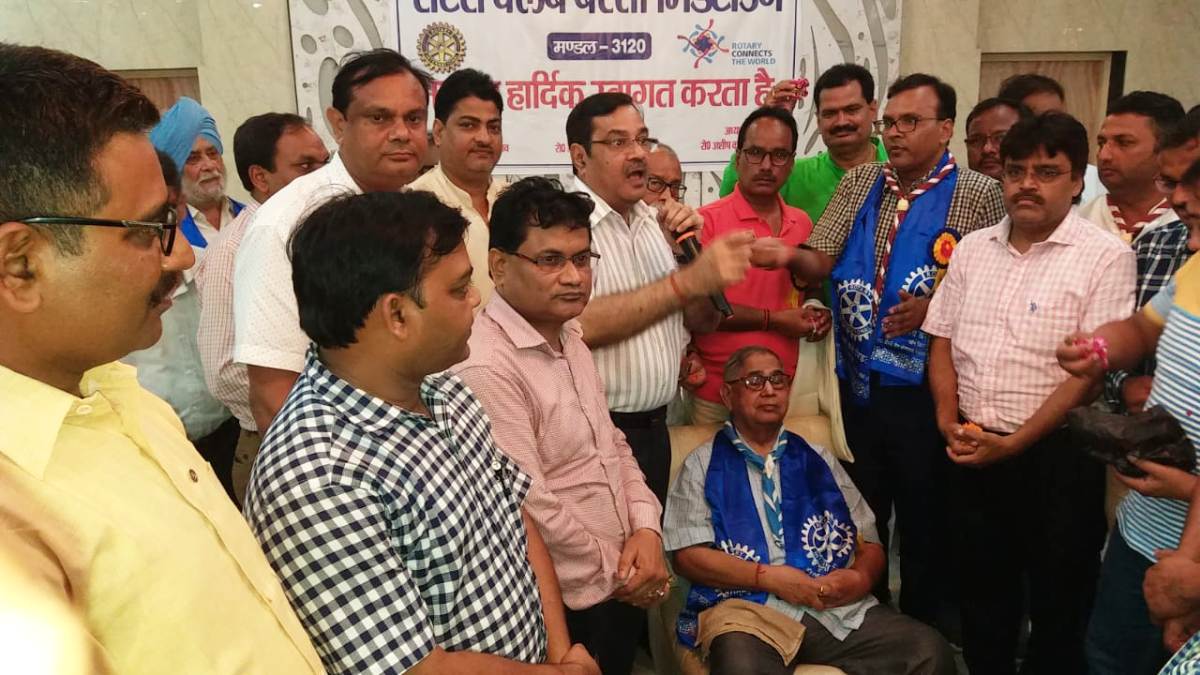 रोटरी रत्न से सम्मानित हुये डा. रमेश चन्द्र श्रीवास्तव