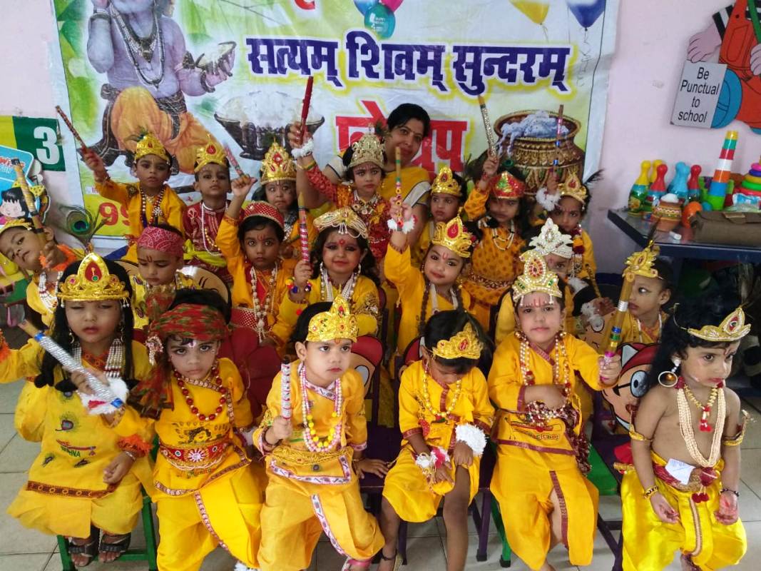 स्कूल में बच्चों के बीच मनाई गई जन्माष्टमी