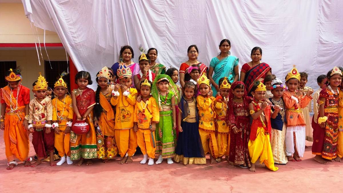 छात्रों ने फोड़ी मटकी, राधा कृष्ण फैन्सी ड्रेस प्रतियोगिता में भा गई छवियां