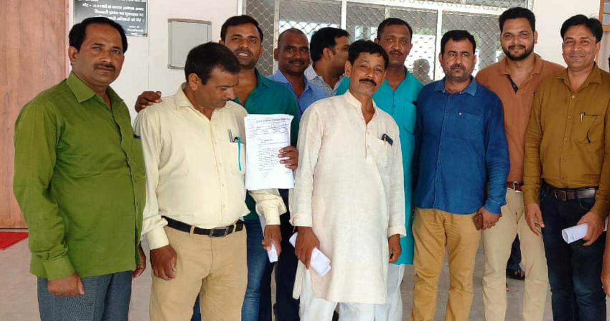 गैर मान्यता प्राप्त विद्यालयों पर कार्रवाई के लिये डीएम को सौंपा ज्ञापन