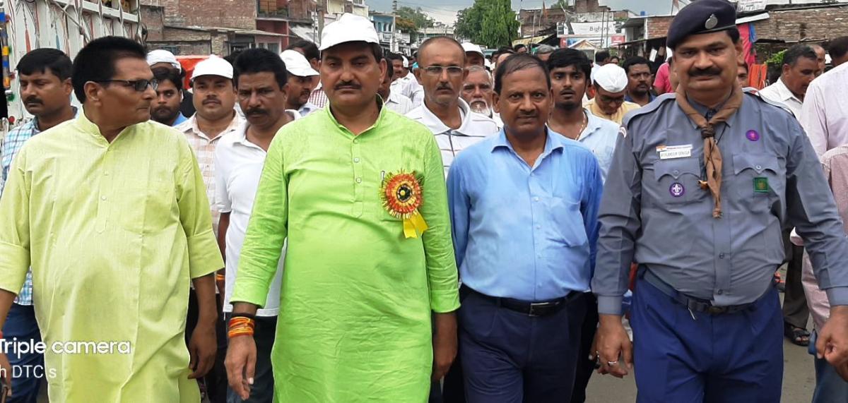 गाजे बाजे के साथ निकली स्कूल चलो अभियान की रैली, विधायक ने बांटे ड्रेस