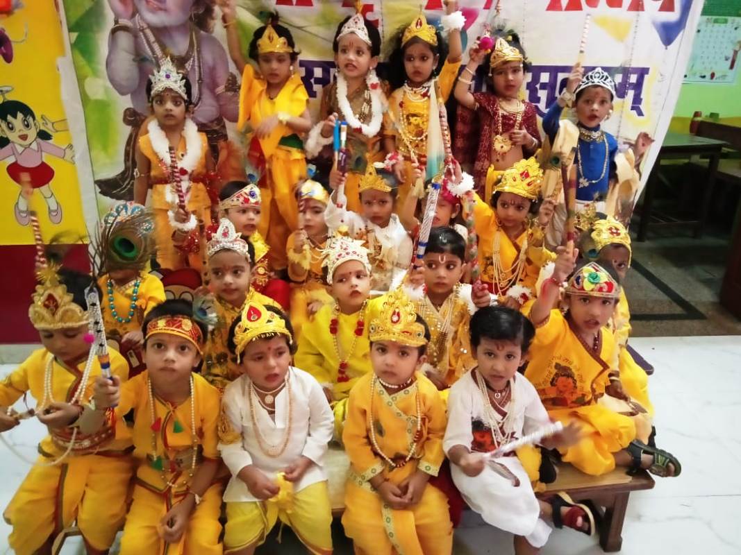 राधा, कृष्ण की छवियों में भा गये नन्हें-मुन्ने छात्र