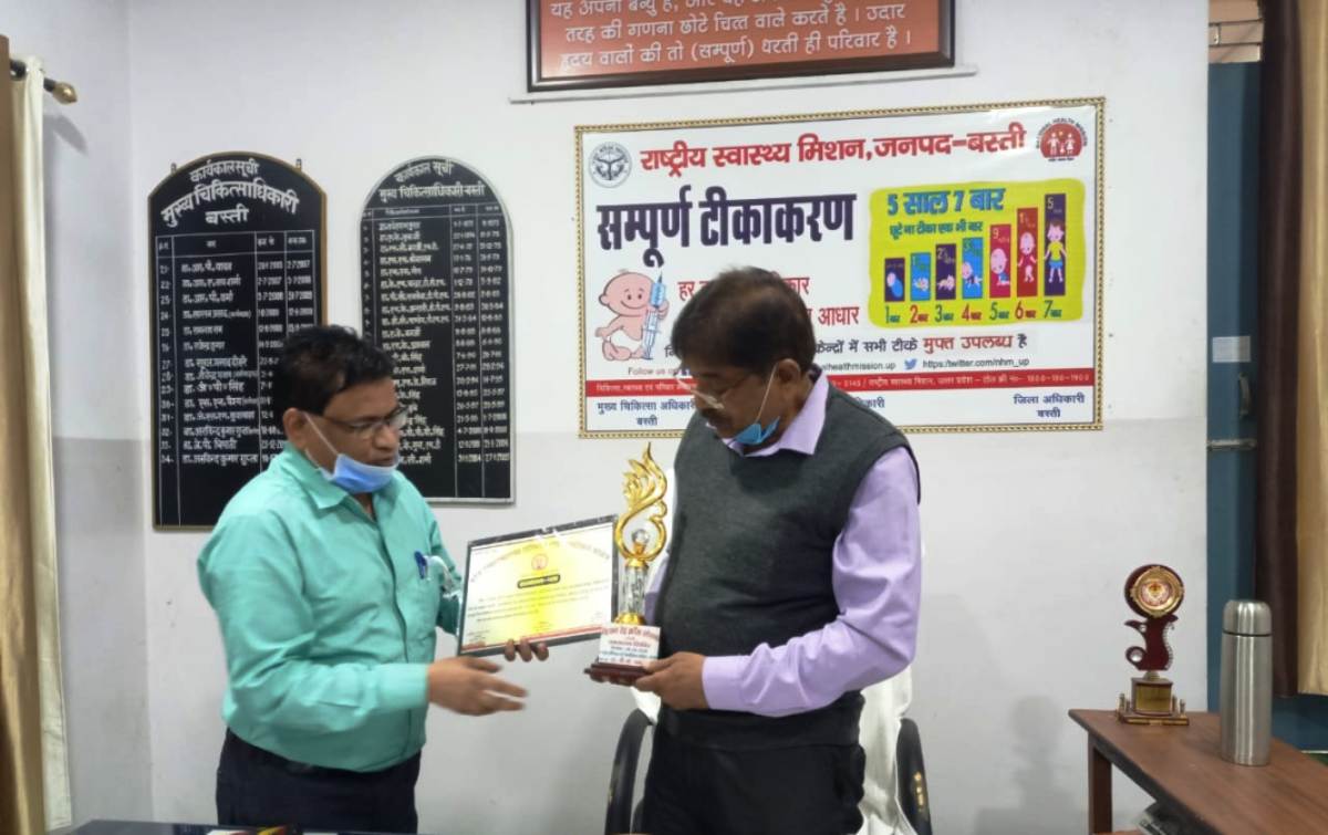 धन्वन्तरि दिवस पर सीएमओ डा. ए.के. गुप्ता को चिकित्सा रत्न सम्मान