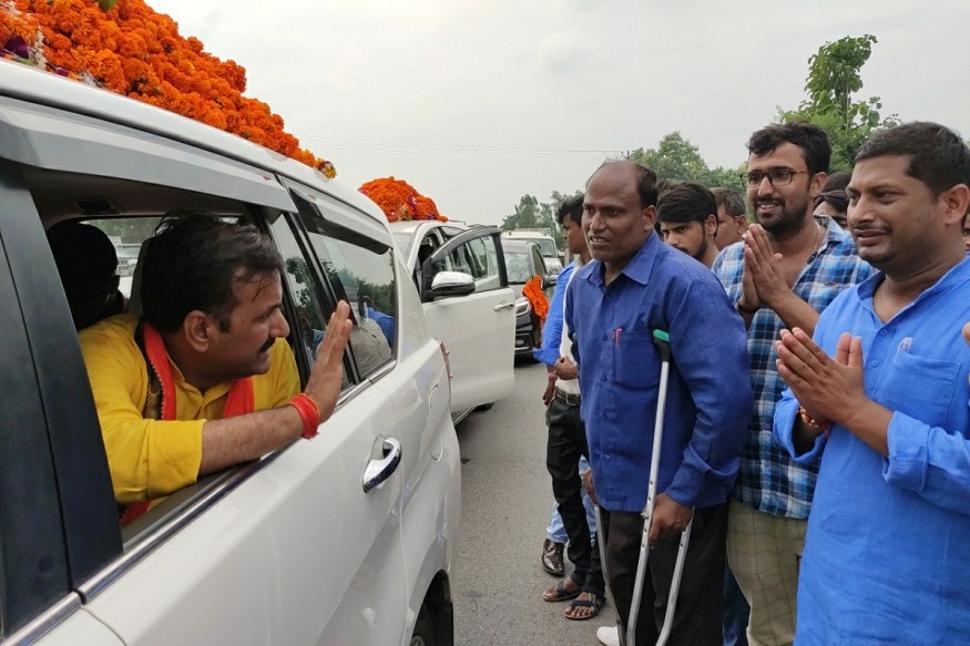 जब बेसिक शिक्षा मंत्री के आगे हाथ जोड़ शिक्षा मित्रों ने बताई समस्या…