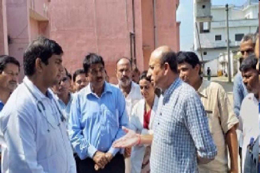 स्वास्थ्य मंत्री ने किया बस्ती के अस्पताल का औचक निरीक्षण, मचा हड़कंप