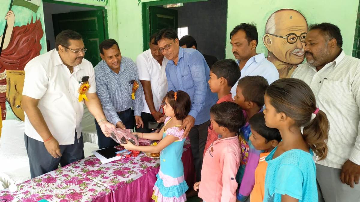 बीएसए ने छात्रों से पूंछे सवाल, बांटा ड्रेस