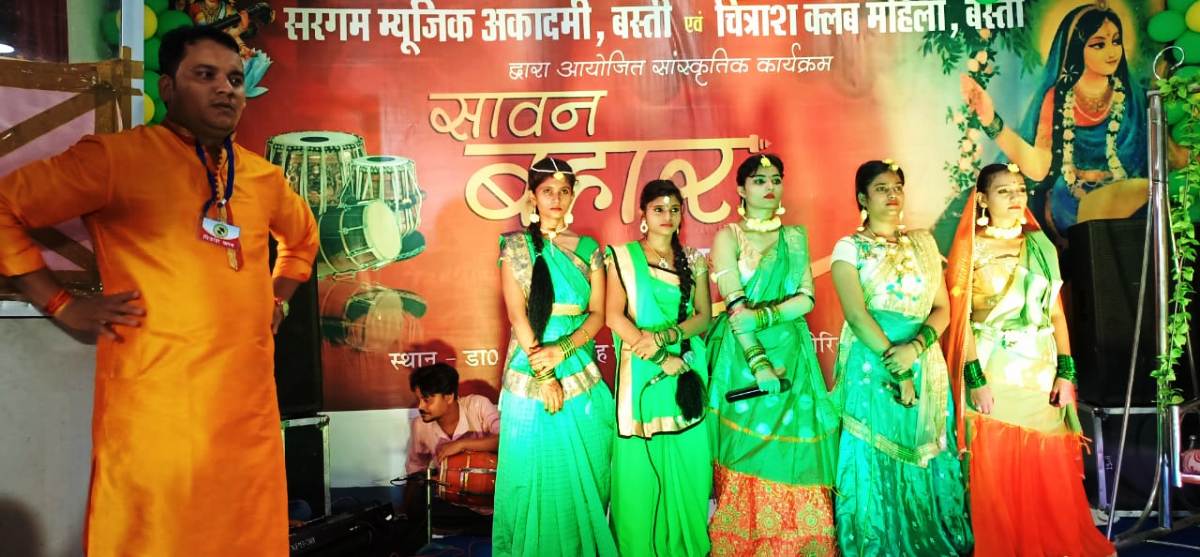 ‘हरे रामा सावन मास सुहावन की सब सखी गावै रे कजरी’ पर झूमे लोग