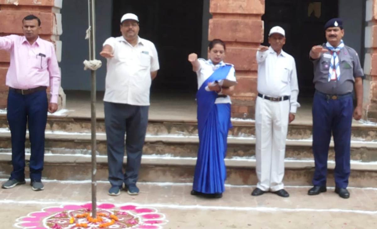 बीएसए ने किया बेटी बचाओ,बेटी पढ़ाओ हस्ताक्षर अभियान की शुरुआत