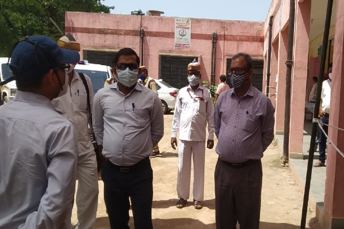Ayodhya Covid News: जिलाधिकारी अनुज कुमार झा ने किया बीकापुर सीएसची का निरीक्षण, कोरोना की तीसरी लहर से बचने के बताए उपाय