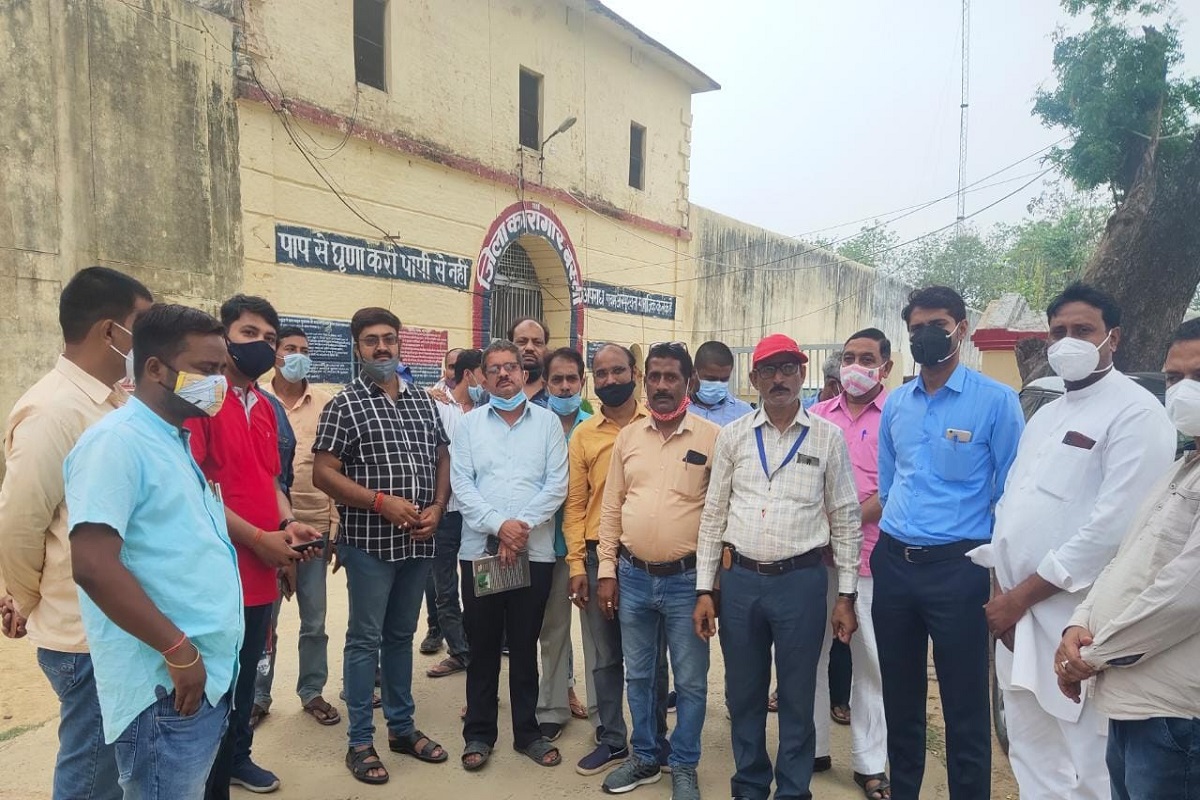 पत्रकार संगठनों के दबाव में रिहा हुए संतोष पाल