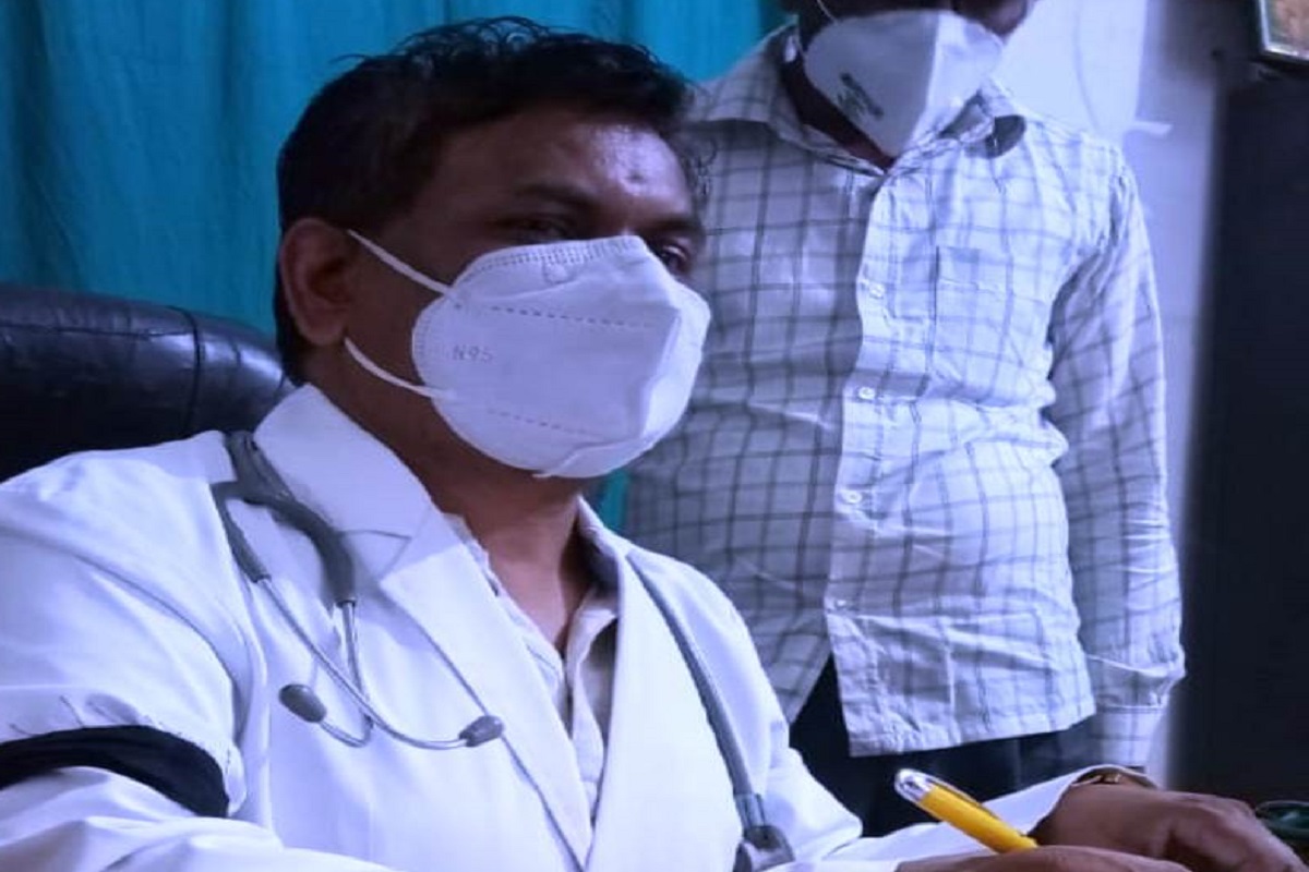 7 सूत्रीय मांगों को लेकर हाथों में काली पट्टी बांधकर आयुष चिकित्सकों ने किया कार्य