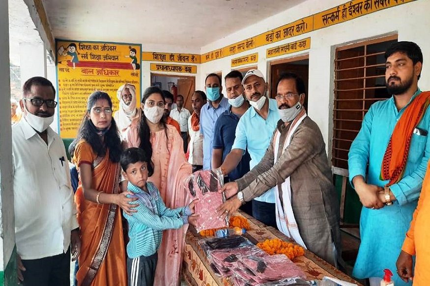 सदर विधायक दयाराम चौधरी ने किया छात्रों में ड्रेस का वितरण