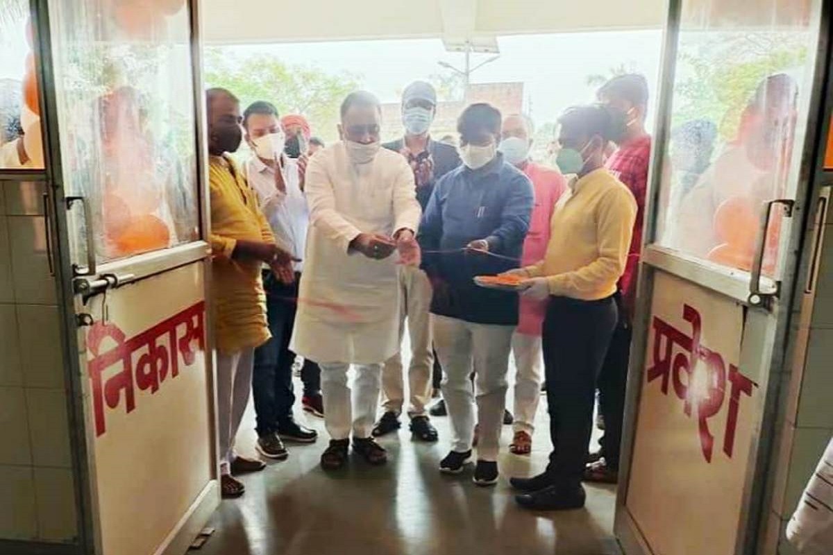 रूधौली विधायक संजय प्रताप जायसवाल ने किया टीकाकरण का उद्घाटन