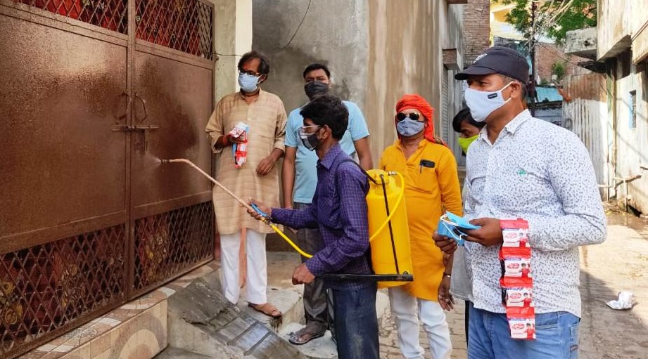 भाजपा किसान मोर्चा ने कराया मास्क, सेनेटाइजर, साबुन का वितरण, दिया बचाव का संदेश