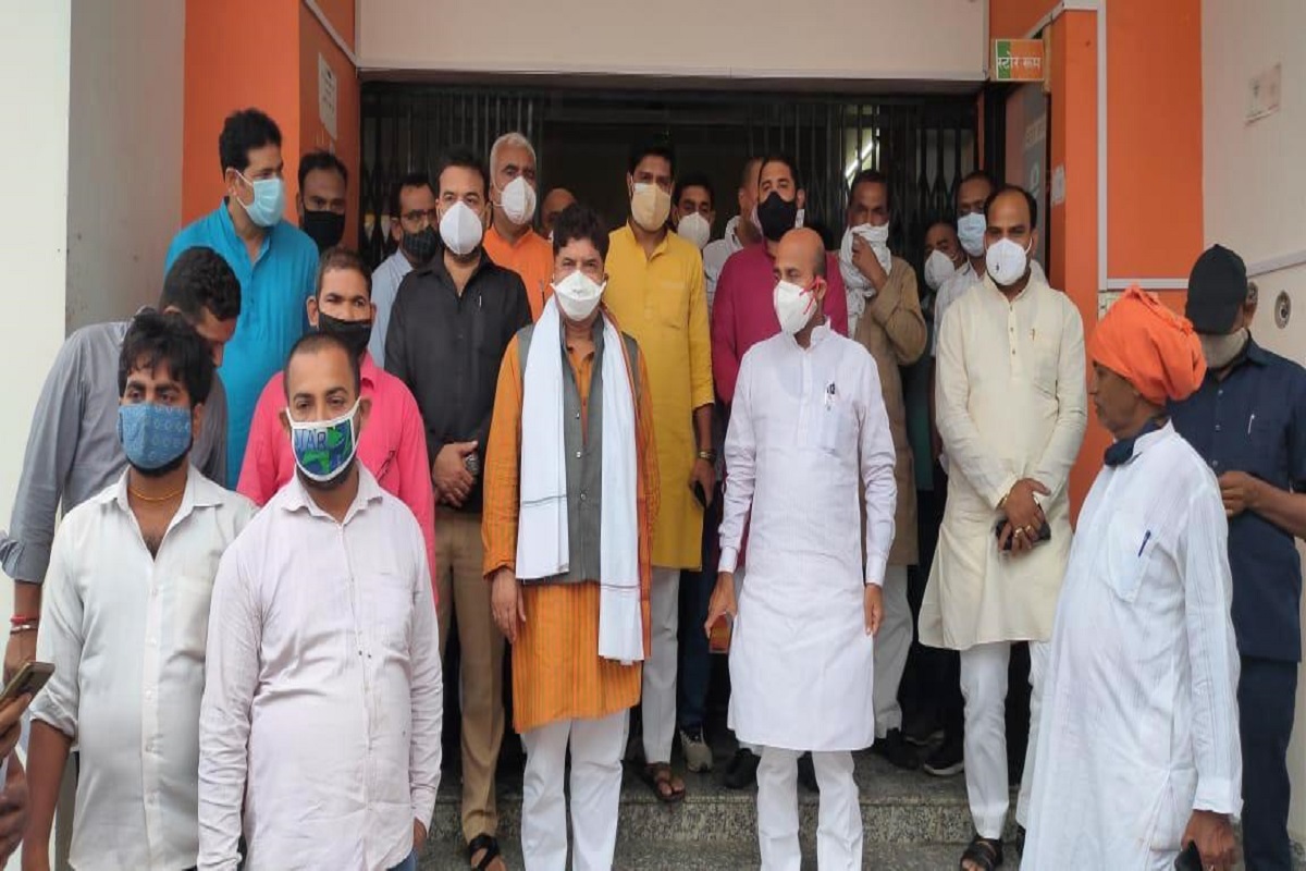 मरीजों की जिन्दगी बचाने के लिये भाजपा कार्यकर्ताओं ने किया रक्तदान