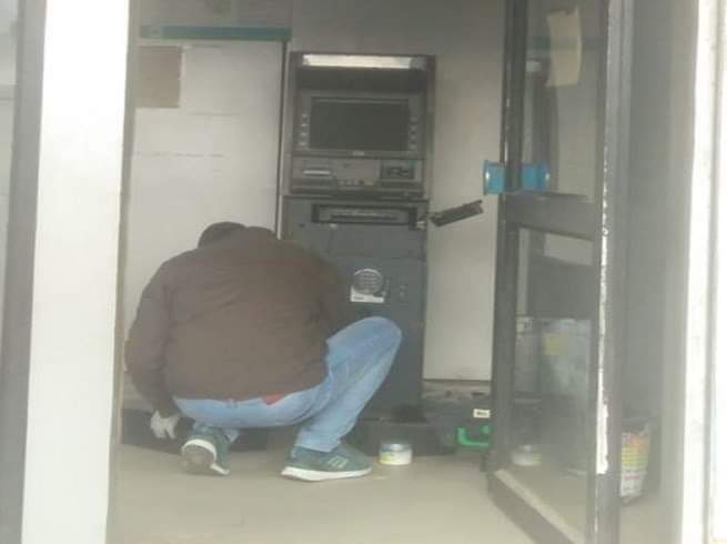 अब SBI बैंक के ATM पर चोरों ने साफ किया हाथ, 30 लाख की लूट