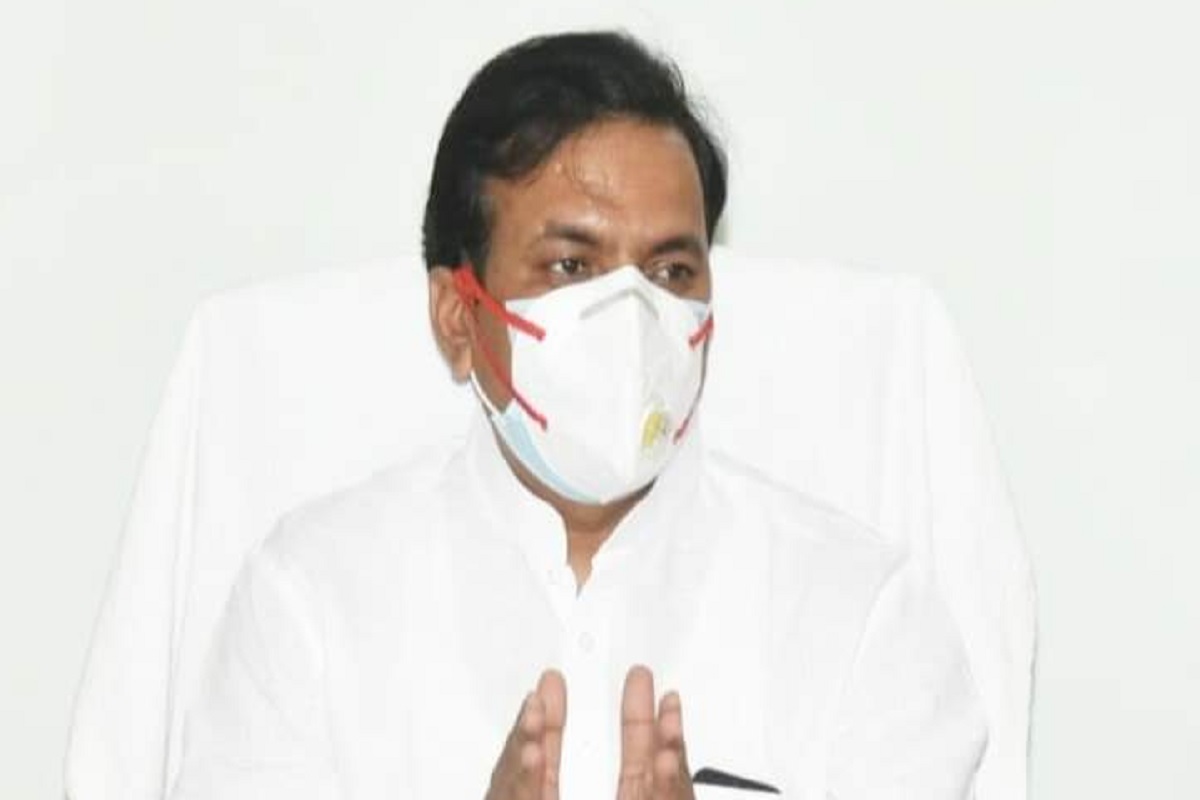 शिक्षा मंत्री के भाई की नियुक्ति: नूतन ठाकुर ने की EWS सर्टिफिकेट के जांच की मांग, प्रियंका ने बताया आपदा में अवसर, सतीश द्विवेदी ने दिए अपने तर्क