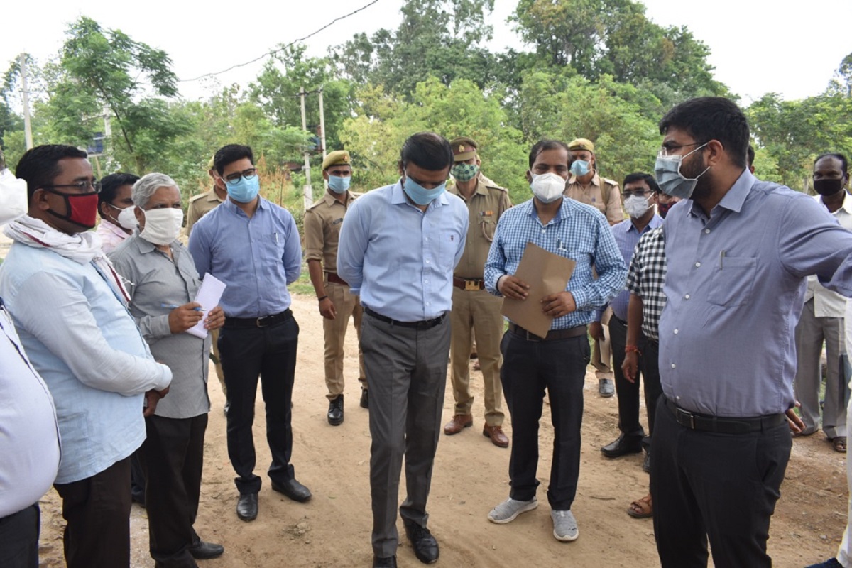 SiddharthNagar News: कमिश्नर, डीएम ने किया कटबन्ध, कड़सरा, पटखौली का निरीक्षण