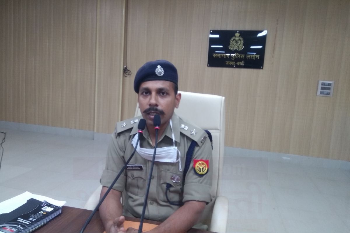 Basti Police News: एसपी आशीष श्रीवास्तव की बड़ी कार्रवाई, पुलिस लाइन से सस्पेंड किए गए पुलिसकर्मी