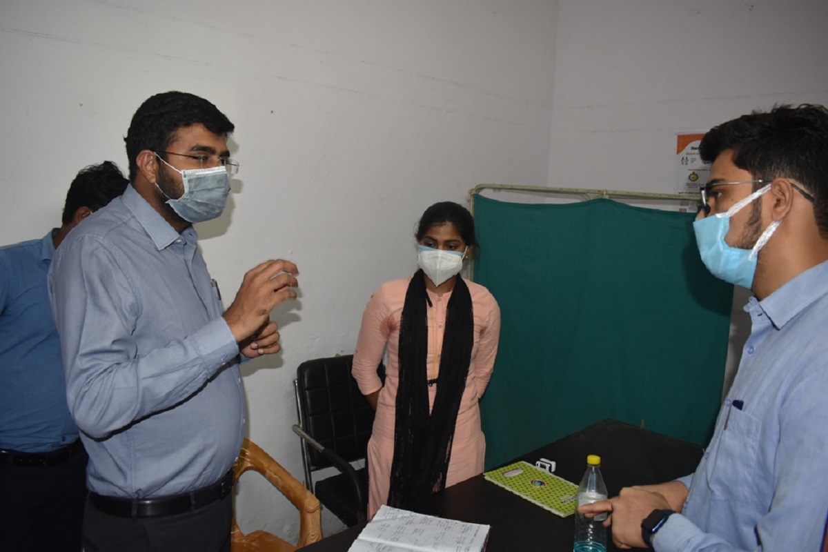 SiddharthNagar News: जिलाधिकारी दीपक मीणा पहुंचे तिलौली CHC, किया निरीक्षण